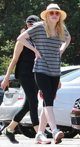 组图：范宁姐妹花户外度周末 运动装扮简单随性