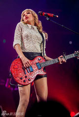 组图：泰勒红唇开唱秀美腿 狂放甩发野性魅力