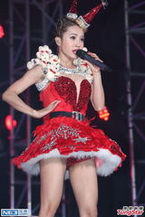 组图：蔡依林圣诞爆乳装抢镜 又唱又跳秀美腿