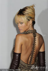 组图：第32届全英音乐奖 蕾哈娜深V露背秀美腿