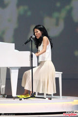 组图：伍佰领军冰上大跳花朵舞 曲婉婷冰上献唱