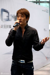 组图：吕颂贤现身代言 帅气上演自驾探险之旅