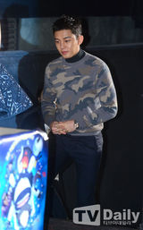 组图：刘亚仁郑有美宣传《卫星女孩和奶牛》