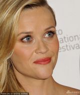 组图：《魔鬼绳结》首映 威瑟斯彭性感露乳沟