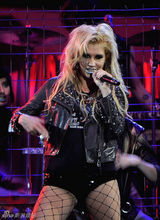 组图：钱婆Ke$ha夸张造型盘点 金发雀斑似邋遢男