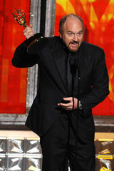 组图：“谢耳朵”与佐伊为路易斯-CK颁发喜剧类最佳编剧奖