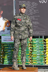 高清组图：韩星玄彬正式退役 众粉丝举牌迎接