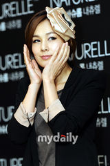 组图：蔡妍干练装扮为名品站台 韩艺瑟优雅妩媚