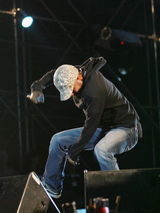 张震岳携乐队参演龙水湖音乐节