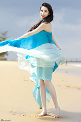 组图：蓝燕沙滩写真蓝白纱裙显诱惑