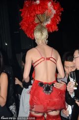 组图:5旬孙兴夜店会神秘女 女郎豪放裸露无下限