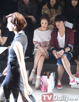 组图：李孝利露脐装看秀 李天熙夫妇秀恩爱