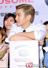 组图：SJ始源出席咖啡店开业典礼变帅气咖啡师