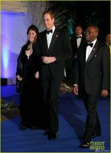 组图：泰勒水钻裙赴晚宴似公主 与威廉王子热聊