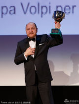 组图：瑟米斯凭《暴力小姐》获最佳男演员奖