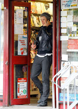 高清图：克里斯-海姆斯沃斯现身伦敦 吐舌表情多