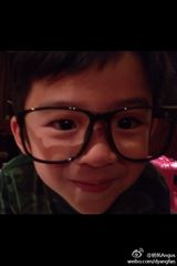 组图：张柏芝一双儿子卖萌抢镜网友追捧