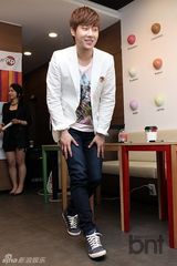 组图：韩团INFINITE出席代言品牌粉丝签名会