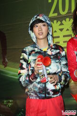 组图：桂纶镁凤小岳出席活动相约夜跑