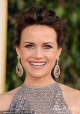 组图：好莱坞美女卡拉-古奇诺亮相红毯前凸后翘