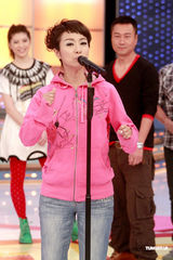 幻灯图：米雪等上节目胸爆气球 暧昧游戏姿势引遐想