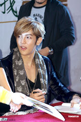 组图：汪东城现身京城会歌迷 签售会大秀亲民