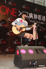 组图：卢广仲遇热情歌迷拥抱 表演太投入弄伤脚