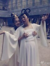 组图：马天宇女装与杨幂比美 明星片场犯二合集