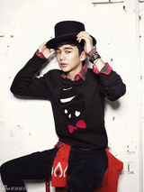 高清组图：韩星IU俞承豪拍情侣写真活泼惹人爱