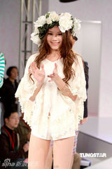 幻灯图：嫩模周秀娜T台秀春装 造型多变气质独特