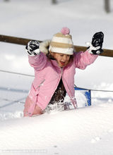 组图：休-杰克曼带孩子玩雪 小艾娃骑单杠玩得疯