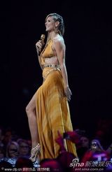 组图：海蒂-克鲁姆遭两猛男露屁股蛋“夹击”