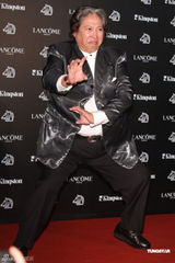 组图：金马赢家后台开心庆功 群星闪耀红地毯