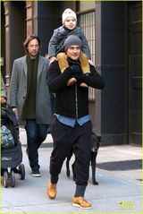 组图：奥兰多带子出街骑大马 小弗林吐舌卖萌