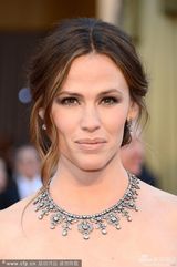 组图：詹妮弗-加纳紫色纱裙亮相华丽珠宝抢眼