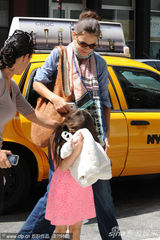 组图：单亲妈妈凯蒂高调现身带苏瑞出行
