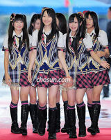 组图：首尔电视剧颁奖 李彩英性感装秀傲人双峰