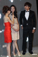 组图：《幸福三颗星》探班明道蓝正龙 杨谨华扮中性 