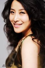 幻灯图集：王雅捷奢华写真 玩转后金属时代冷艳迷情