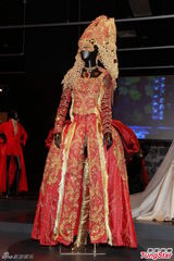 组图：设计师展出梅艳芳演出服 何韵诗做小助理