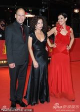 电影《口红》首映 女星Nataly娇艳夺目撅嘴吻导演