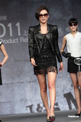 组图：应采儿蕾丝裙秀美腿 谈及婚姻一脸幸福 