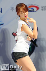 组图：韩女团Rainbow献艺赛艇赛性感惹火