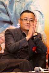 幻灯图：张静初深V裙展妩媚 黄晓明露无厘头坏笑 