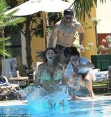 组图：真人秀女星路易莎携猛男戏水享快活