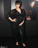 组图：卡黛珊挺大肚秀事业线 蕾丝长裙亮相首映