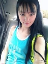 组图：武大女神微博走红 清新甜美运动风