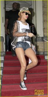 组图：蕾哈娜穿凯特-摩丝头像T出街 豪迈秀象腿