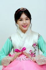 组图：韩国女艺人朴恩智穿韩服拍新年问候写真