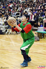 组图：萧敬腾一扫泼粪阴霾 展笑颜和学生打球